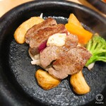 肉の美山 - やわらかステーキ100グラム￥1280。
      その名のとおり、やわらか～(笑)