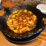 青藍 - 鉄鍋の中、グツグツ煮えたぎる「四川麻婆豆腐」程良い辛さです！