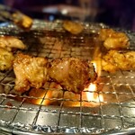 鶴橋酒場　情熱ホルモン - ホルモンを焼き焼き中♪