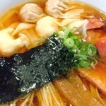 八雲 - 特製ワンタン麺ハーフ黒だしアップ