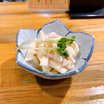 季節料理 さかずき - お通し：イカとハムのマヨネーズで和えたもの：¥300-
