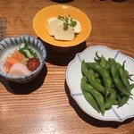 お通し（お刺身）。枝豆。クリームチーズ。