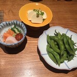 御苑　炉庵 - お通し（お刺身）。枝豆。クリームチーズ。