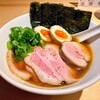 つむぎ - 「特製ラーメン」。二種の叉焼は厚みがある割には脂っこさを感じない柔らかな肉質。このチャーシューは食べる価値あると思います。