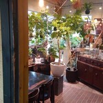 Petit cafe tronc - 緑の多い店内