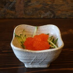 Shinzan - お通しの胡瓜の塩揉み とびこ乗せ