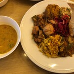 KING LION スリランカレストラン＆バー - 左にあるのが豆のカレー　スープみたいにシャパシャパのやつ