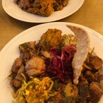 KING LION スリランカレストラン＆バー - 色々乗ってます　2～3種類ずつ混ぜて食べます