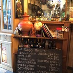 KING LION スリランカレストラン＆バー - 内観　下のボードに夜メニューちらり