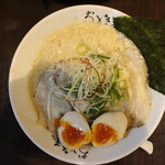 ラーメン おざき屋 - 味玉牛骨こってり(880円、真上から)