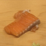 鮨 しゅん輔 - 時鮭の軽い漬け。スモーキーな脂に悶絶