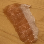 鮨 しゅん輔 - 時鮭のお腹。いわゆる大トロ部を分けていただきました。『xxxさんがいらっしゃるので取っておきました』なんて嬉し涙が出てきそうです