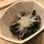 鮨 しゅん輔 - 口直しの若芽の梅酢和え