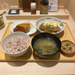 Yayoi Ken - 肉豆腐とメンチカツの定食(もち麦ごはん)