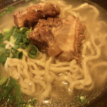 沖縄食堂 シーサーズ - 「ソーキ」泡盛で煮込んだ豚のあばら肉。