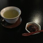 欅苑 - お着きのおもてなし：季節外れの栗の菓子と熱いお茶