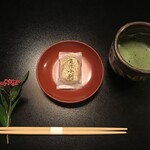 欅苑 - シモツケの花を箸置きにして、コース 7000円(税抜)がスタートです