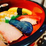 Umeda Yoshinozushi - 朱色が奇麗な寿司桶。