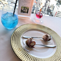 Restaurant SORA - トリュフ香るカルボナーラの再構築。うずらの卵をベーコンで包んでいて、中にはトリュフオイルが入っています。一口で食べるとカルボナーラのような味わいです。