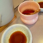 春木屋 - 焼餃子用のタレとラー油(R2.7.17撮影)