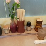 春木屋 - 提供される水とおしぼりと調味料等(R2.7.17撮影)