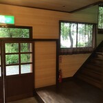 欅苑 - 階段で2階へ