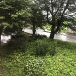 欅苑 - 県道脇に建てられています