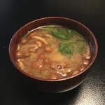 欅苑 - なめこと三つ葉の味噌汁