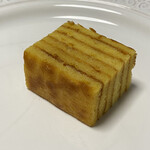 ナッシュカッツェ - しっとりでラム酒の香りが潤沢。あんずジャムのほんのりとした酸味もいい。美しい層。