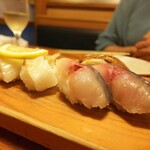 Sushi Tsukiji Nihonkai - 上鯖は〆具合がほぼなく生鯖に近い。エンガワは炙りで。温かさ薄れてたのがちと残念ね。