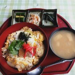 レストラン 白い森 - カツ丼（みそ汁・漬物付き）
