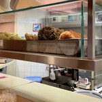 吉そば - 店内　天ぷらが出番待ちです♪