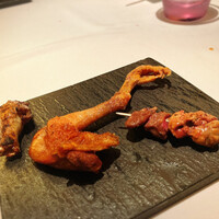 メイ - レバー、砂肝、ハツ、モモ肉と、手羽元の炭火焼の山椒風味