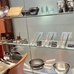 h Tsubamesanjouitariambitto - 銅器やステンレス製品で有名な燕三条市、特産品が店内に陳列されています♬