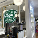 Ralph's Coffee - 緑のコーヒーノマークが目印です。