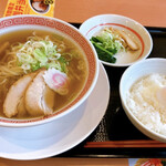 幸楽苑 - 朝定食C 600円
            しじみエキス入り醤油ラーメン、玉子かけご飯、おひたし