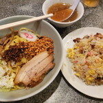 あぶら～亭 - あぶらー麺＋半チャーハン、揚げニンニクトッピング