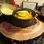 炭火七輪 もりもりモンゴリアン - チャンさんの塩サムギョプサル、コーンバター、チーズ。　　　　　2020.07.17