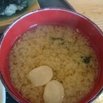 めんこいな - ワカメと麩の味噌汁。ワカメと豆腐だったり具は日替わりです。