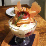 ニコラ - アメリカンチェリーのパフェ(900円)