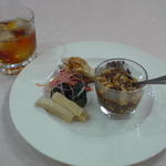 喜京屋 - 名物陳麻婆豆腐、ピーカンナッツ、棒々鶏、きゅうりと長芋のピクルスの盛り合わせ。