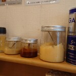 横浜家系ラーメン 蓮 - きちんと並んだ調味料♪