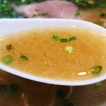 うま馬 - 清んだ色のスープは、くどくなく、すっきりとして美味しい