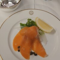 レストラン カスケード - スモークサーモン　レモンとケッパー添え