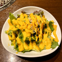 炭火焼肉 ふちおか - 人参と玉葱ソースの彩りサラダ