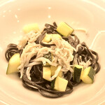 ラガッツァ - 【イカスミのタリオーニ】釜揚げシラスとズッキーニのオイルソース