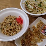 どさん娘 - 焼き飯・野菜炒め・餃子  (テイクアウト)