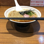 寿製麺 よしかわ - 川越醤油の中華そば、800円。摺針以上にスリムな丼。