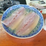 ふる里 - 鯵の酢〆。一本釣りの鯵をその場でしめてくれます！