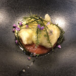 MATSU - はものフリッターは程よい塩気。ソースはスイカの入ったガスパチョ。海ぶどうのプチプチ食感とほんのり粘りがあるのがいい。シソの花は色も綺麗だしほんのりいい香り。